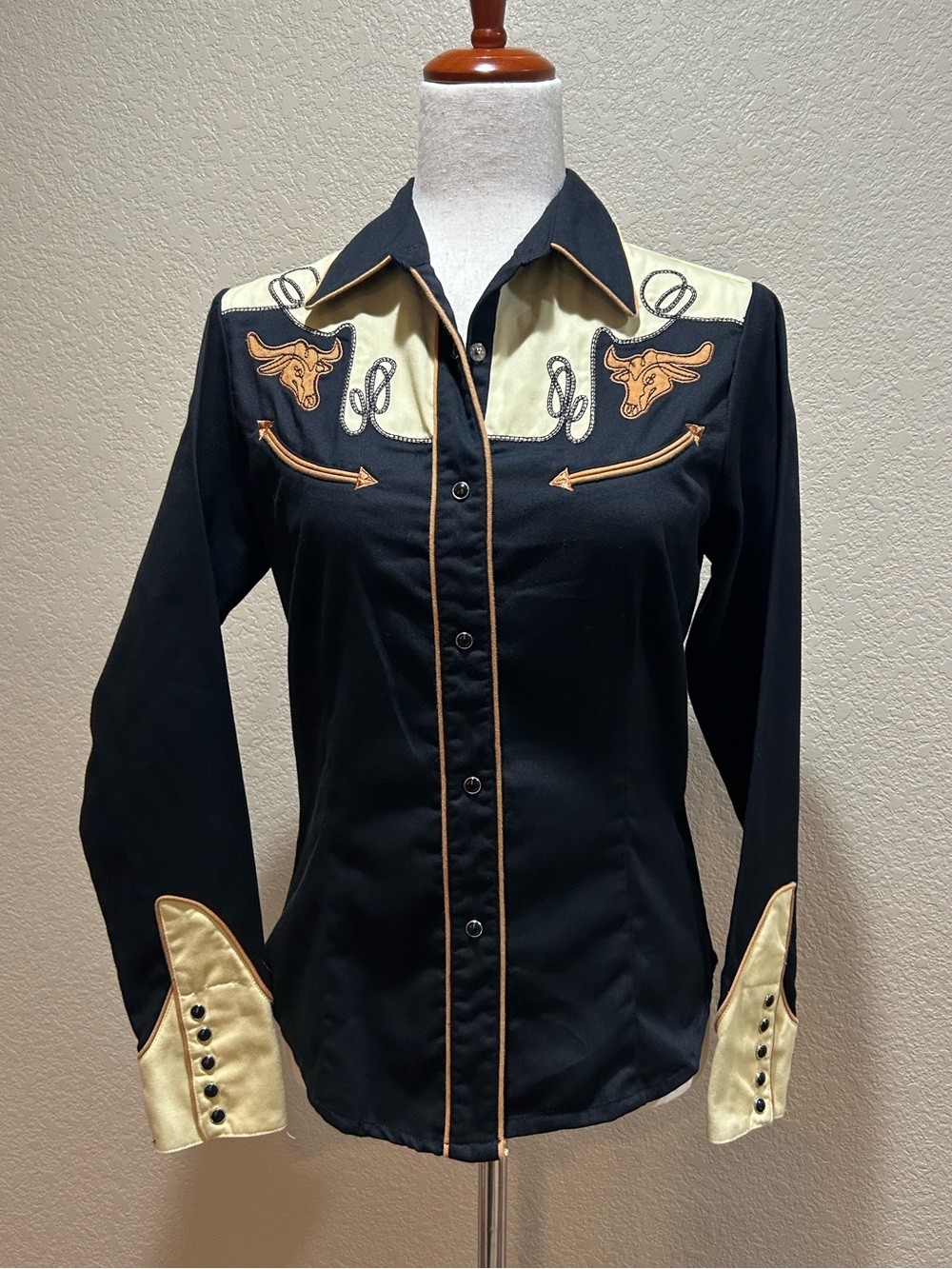 Beautiful Roper Women’s Black and Cream Western Embroidered Button-Down